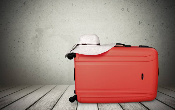 Travel bag and straw hat - Valokuva, kuva