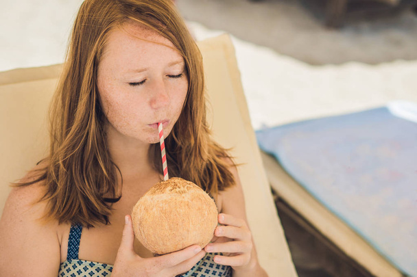 woman drinking coconut milk - Fotó, kép