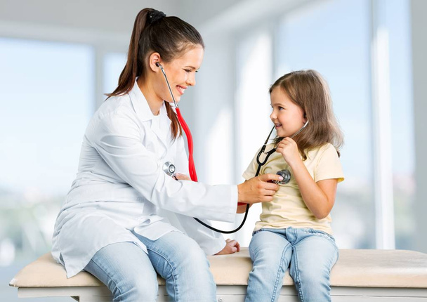 young doctor with little girl  - Foto, Bild