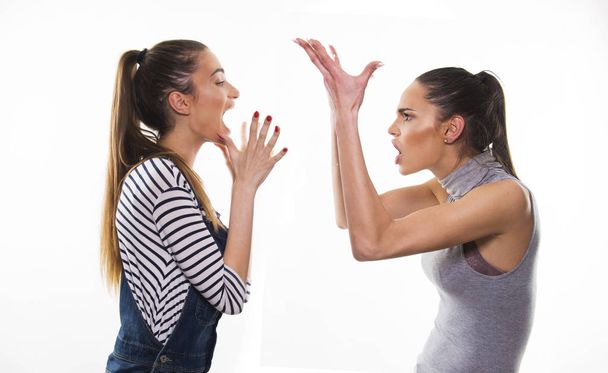 dos chicas teniendo una pelea
 - Foto, Imagen