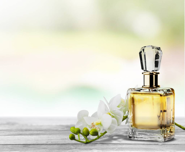 Perfume bottle and flowers  - Фото, изображение