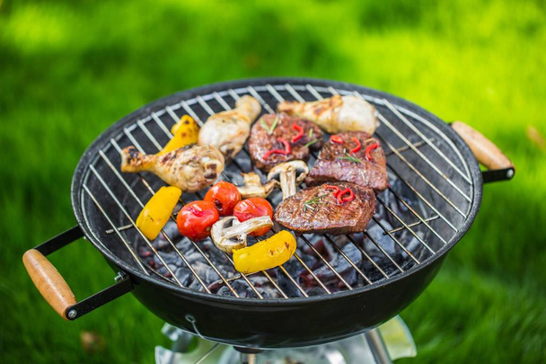vegetables and meat grilling outdoors - Foto, Bild