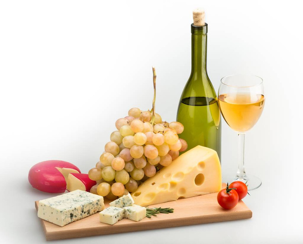 white wine with assorted cheese - Foto, Imagen