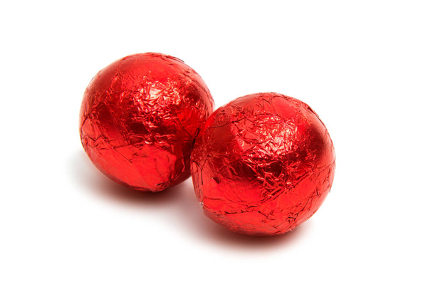 Καραμέλες από σοκολάτα σε αλουμινόχαρτο απομονωμένες  - Φωτογραφία, εικόνα