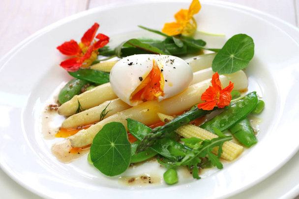 warme salade van witte asperges  - Foto, afbeelding