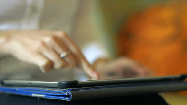 Close-Up de uma menina segurando um IPad Tablet em Lap, Foco em Tablet
 - Filmagem, Vídeo