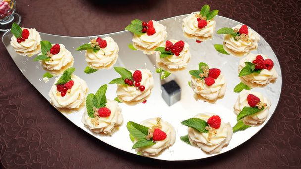 Вишукані смачні десерти красиво прикрашені до свята
 - Фото, зображення