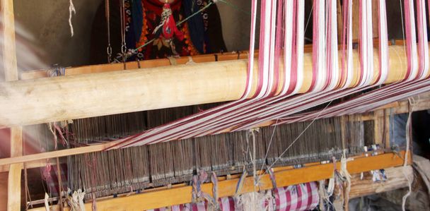Stare krosna tkackie tkaniny  - Zdjęcie, obraz