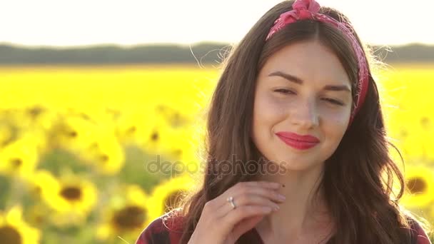 Портрет улыбающейся привлекательной женщины в природе
 - Кадры, видео