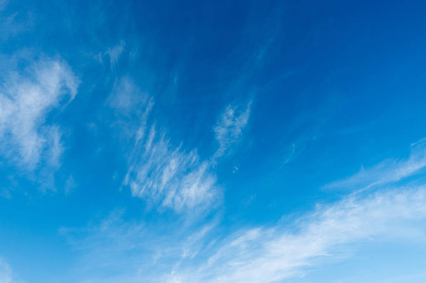 céu azul com nuvens fundo - Foto, Imagem