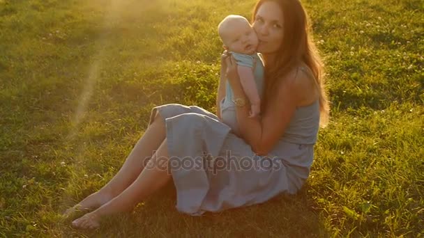 Silhouette von Mutter mit Kind bei Sonnenuntergang - Filmmaterial, Video