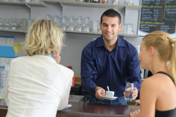 Bardaki müşteriler barmenle - Fotoğraf, Görsel