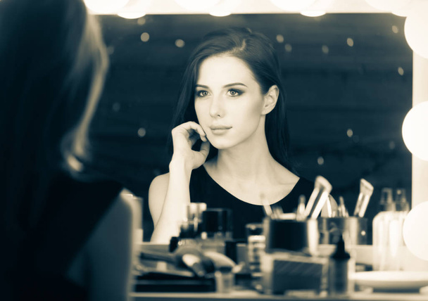 mooie vrouw op make-up spiegel  - Foto, afbeelding