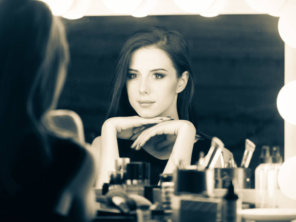 mooie vrouw op make-up spiegel  - Foto, afbeelding