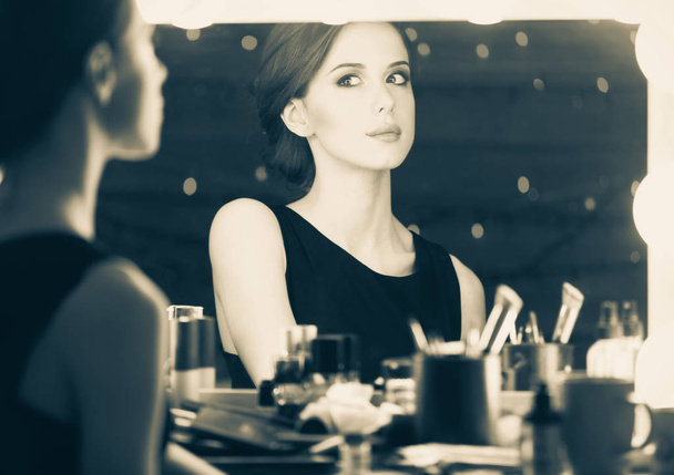 красивая женщина у зеркала для макияжа
  - Фото, изображение
