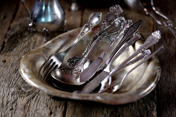Vintage antiek bestek - vorken, lepels, messen en andere op een oude houten achtergrond. Rustieke stijl. - Foto, afbeelding