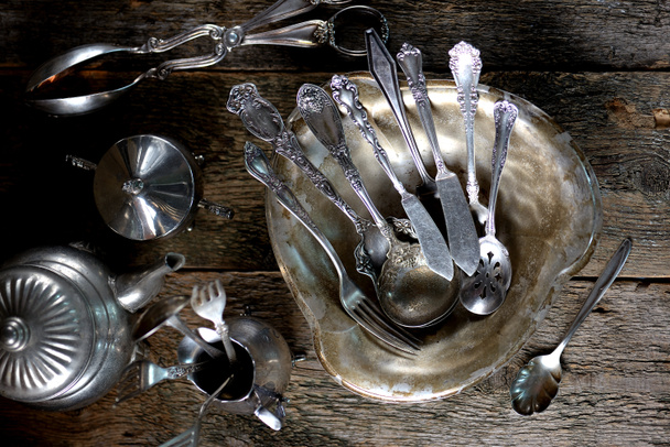 Posate antiche d'epoca - forchette, cucchiai, coltelli e altro su un vecchio sfondo di legno. Stile rustico
. - Foto, immagini