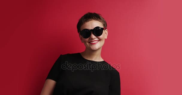 Kobieta w okulary wziąć i pozostaje jeden więcej Okulary na - Materiał filmowy, wideo
