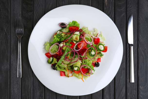 Salat mit Feta-Käse in Gurkenscheiben gerollt mit Tomaten und - Foto, Bild