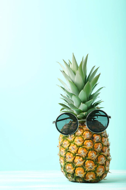Ripe pineapple with sunglasses - Foto, afbeelding