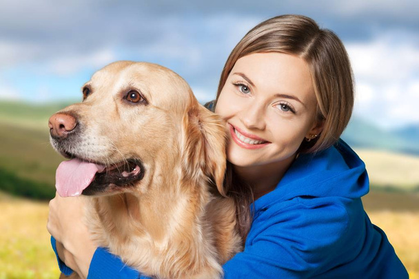 Jeune femme avec chien - Photo, image