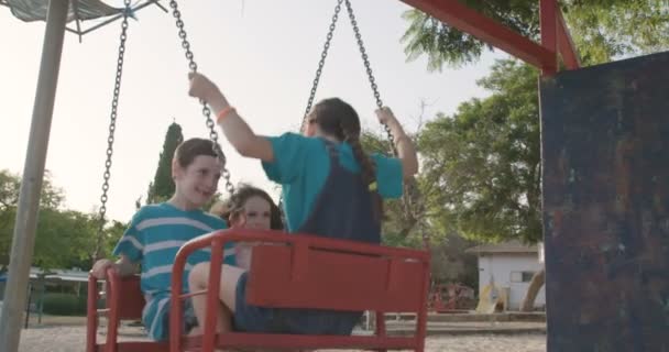 Glückliche Kinder schaukeln auf Schaukel  - Filmmaterial, Video