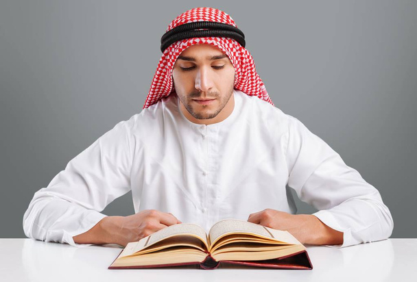 arabic man reading book - Foto, afbeelding