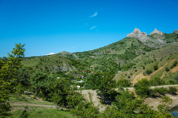 die Gipfel der Berge und das Dorf zelenogorye - Foto, Bild