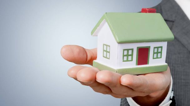ruka člověka drží model domu - Fotografie, Obrázek