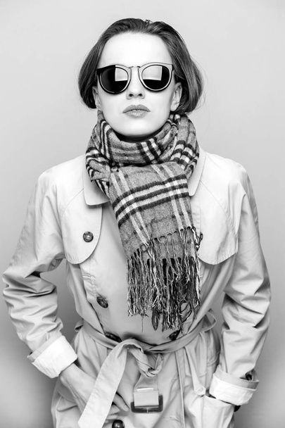 Autumn woman in coat and scarf - Foto, Imagem