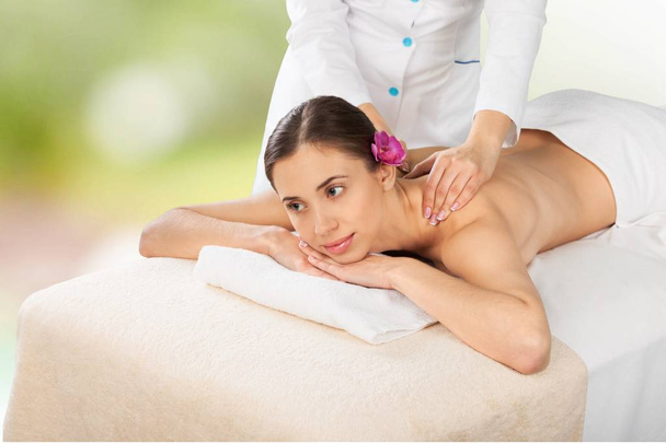 Donna rilassante con massaggio
 - Foto, immagini