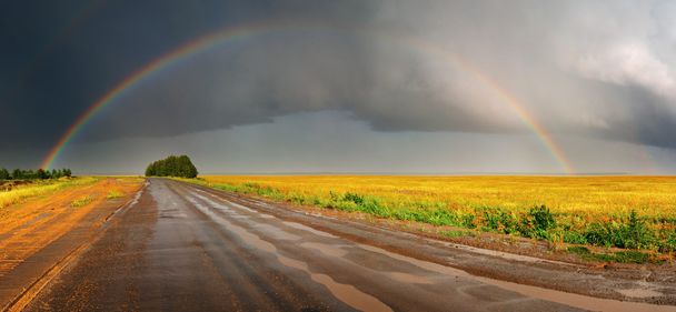 Rainbow over weg - Foto, afbeelding