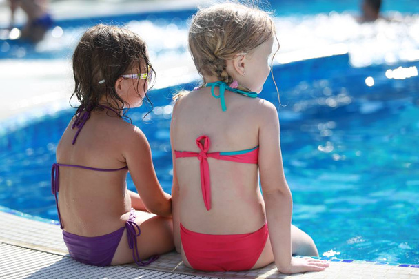 meisjes van plezier in het zwembad - Foto, afbeelding