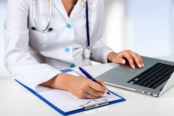 woman doctor using laptop - Foto, imagen