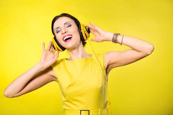 young woman listening music - 写真・画像