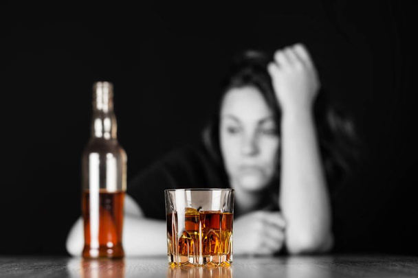 woman in depression, is drinking alcohol - Foto, afbeelding
