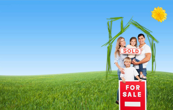 Ευτυχισμένη οικογένεια με προς πώληση σημάδι - Φωτογραφία, εικόνα