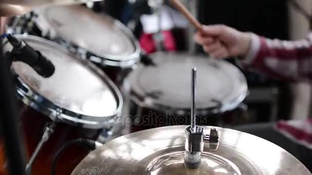 O baterista toca com baquetas no conjunto de tambores de rock. Imagens de close-up com foco seletivo suave
 - Filmagem, Vídeo
