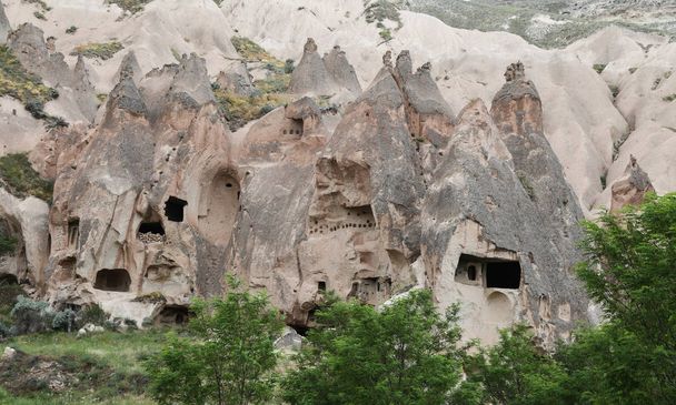 Formations rocheuses en Vallée du Zelve, Cappadoce
 - Photo, image