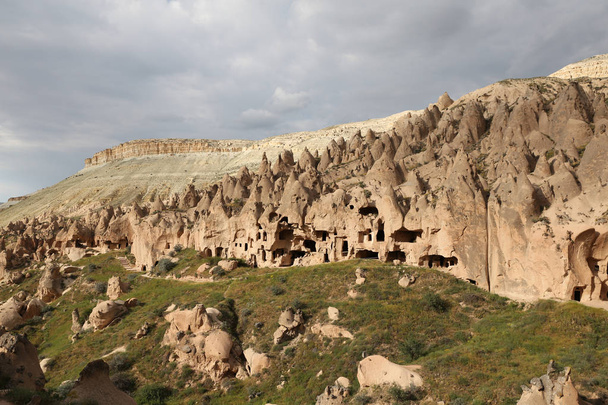 Sziklaalakzatok Zelve völgyben, Cappadocia - Fotó, kép