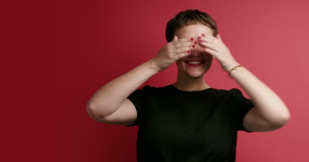 hediye düşünce eller dikizlemek kadın gözleri kapalı - Video, Çekim