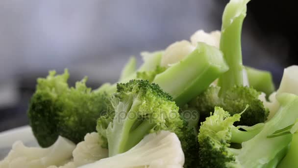 Bewegung des gekochten Gemüses mit Dampf auf dem Teller - Filmmaterial, Video