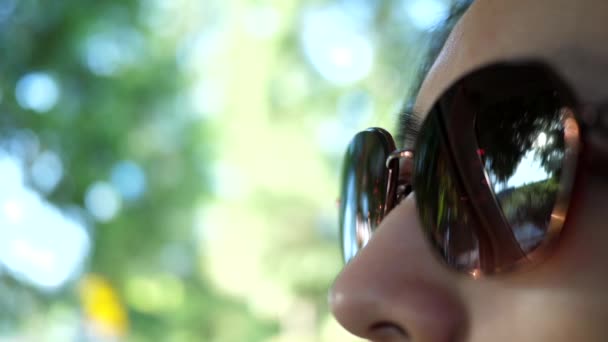 Mozgás a nő visel napszemüveg szemét keresi a blur forgalom úton - Felvétel, videó