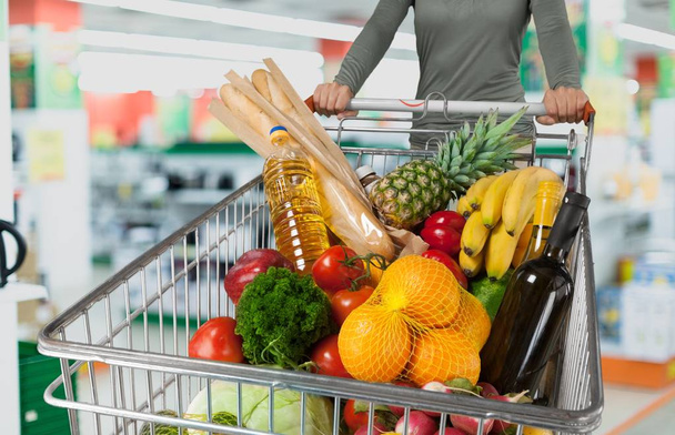 woman shopping in grocery store  - Foto, Bild
