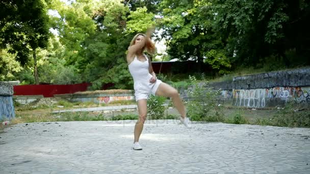 Fiatal ázsiai nő, modern koreográfia tánc Városliget kívül város romjai és a graffiti jazz-funk - Felvétel, videó