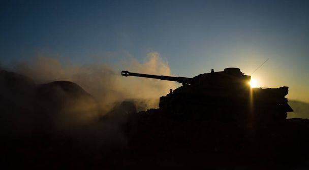 Έννοια του πολέμου. Στρατιωτική σιλουέτες καταπολέμηση σκηνή ουρανός ομίχλη του πολέμου στο παρασκήνιο, παγκόσμιο πόλεμο στρατιώτες σιλουέτες παρακάτω νεφελώδη ορίζοντα στο ηλιοβασίλεμα. Σκηνή επίθεση. Γερμανό τοποθετεί σε δεξαμενή σε δράση - Φωτογραφία, εικόνα