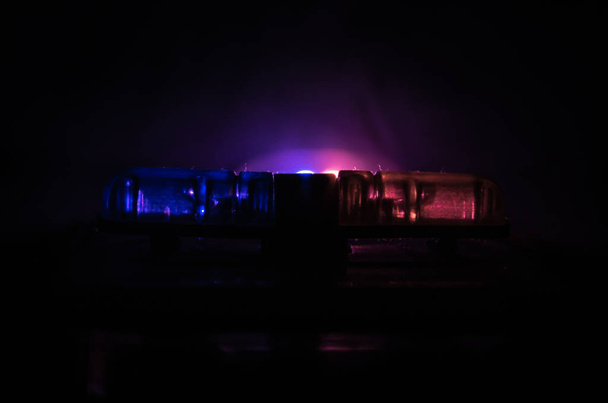 Vörös fény flasher tetején egy rendőrautó. Nagyvárosi fények, a háttérben. Rendőrség kormány fogalma - Fotó, kép