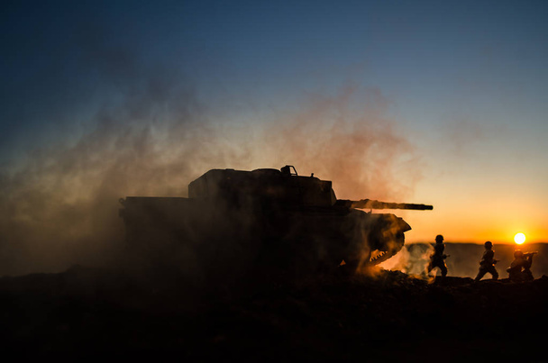 戦争の概念。戦争の霧空のシーンをかけて戦う軍のシルエットの背景、日没時曇りスカイライン以下世界大戦兵士のシルエット。攻撃シーン。ドイツのタンク内のアクション - 写真・画像