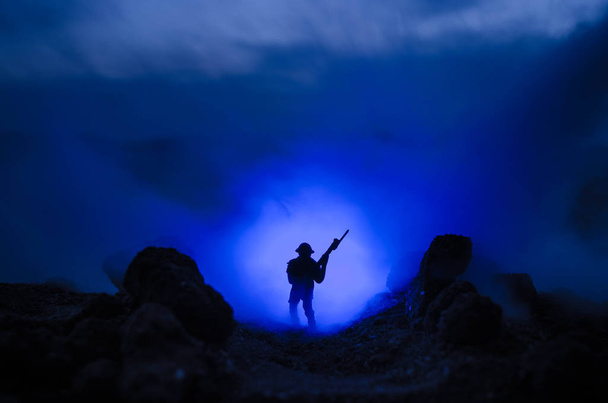 Concepto de guerra. Siluetas militares peleando escena en el fondo del cielo niebla de guerra, Soldados de la Guerra Mundial Siluetas debajo del horizonte nublado Por la noche. Escena de ataque. Vehículos blindados. Batalla de tanques
 - Foto, imagen