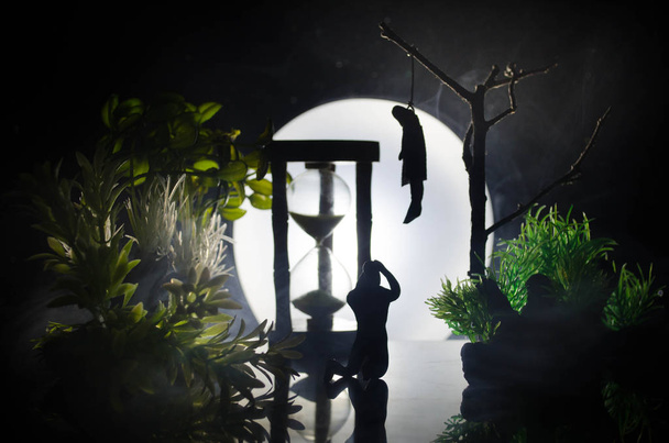 Ужасный вид повешенной девушки на дереве вечером (ночью) Смертная казнь или идея самоубийства
. - Фото, изображение